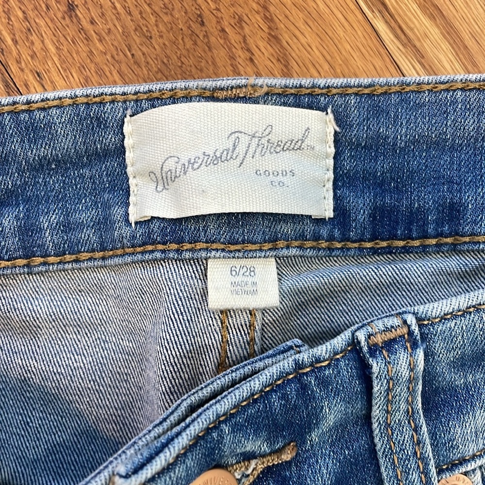 Women’s High Rise Midi Jean Shorts. Size 6/28. Like New Condition. - Picture 6 of 11